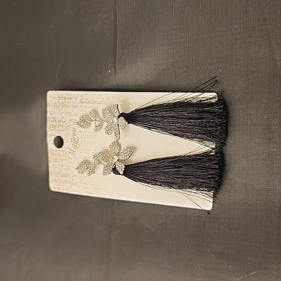 BRAND NEW MAYREW FLOWER RHINESTONE TASSEL DECOR EARRINGS - Picture 3 of 10